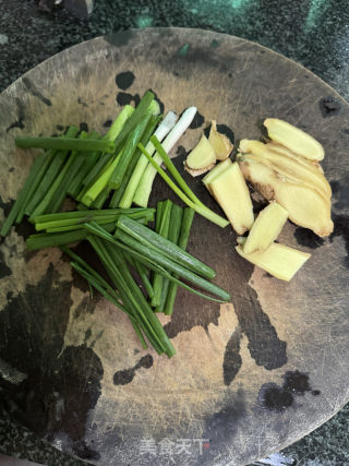 酱油鸡的做法步骤：1