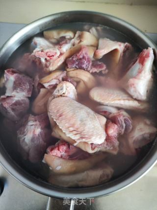 红酒焖猪手鸡翼的做法步骤：1