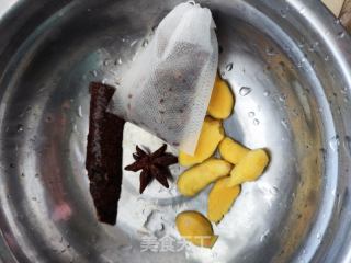 红酒焖猪手鸡翼的做法步骤：2
