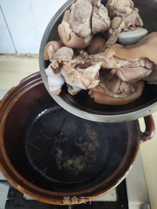 红酒焖猪手鸡翼的做法步骤：3