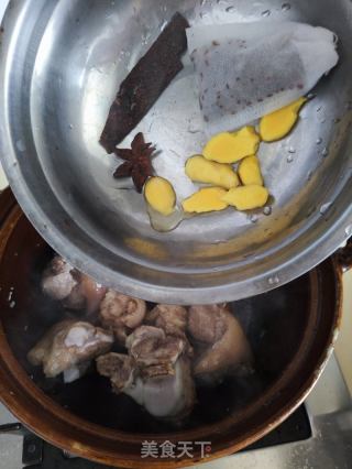 红酒焖猪手鸡翼的做法步骤：4