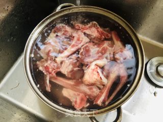 煮羊骨头的做法步骤：1