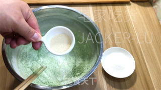迷你抹茶豆沙小馒头，抹茶风味独特，外表翠绿清新，内里松软香甜。的做法步骤：2
