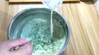 迷你抹茶豆沙小馒头，抹茶风味独特，外表翠绿清新，内里松软香甜。的做法步骤：3