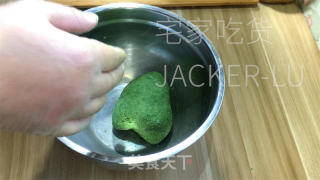 迷你抹茶豆沙小馒头，抹茶风味独特，外表翠绿清新，内里松软香甜。的做法步骤：5
