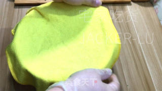 迷你抹茶豆沙小馒头，抹茶风味独特，外表翠绿清新，内里松软香甜。的做法步骤：6
