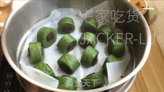 迷你抹茶豆沙小馒头，抹茶风味独特，外表翠绿清新，内里松软香甜。的做法步骤：16