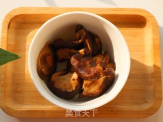 广式冬菇蒸滑鸡的做法步骤：3
