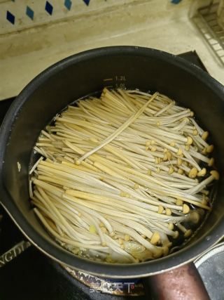 金针菇拌牛肉片的做法步骤：2
