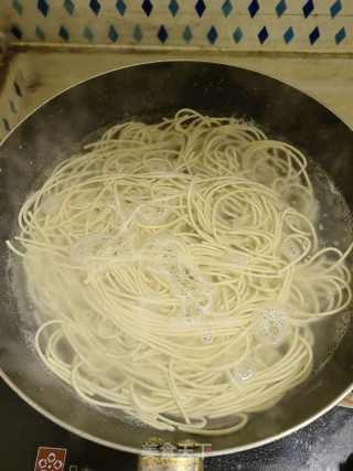 牛肉丝炒面的做法步骤：1