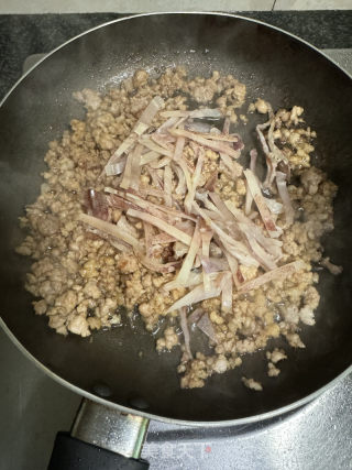 肉沫干鱿鱼炒粉丝的做法步骤：6