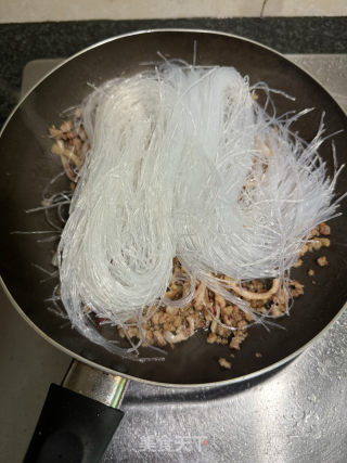 肉沫干鱿鱼炒粉丝的做法步骤：8