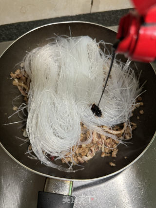肉沫干鱿鱼炒粉丝的做法步骤：9