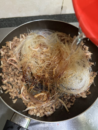 肉沫干鱿鱼炒粉丝的做法步骤：10