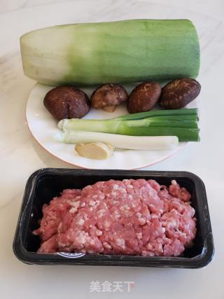 冬至吃饺子喽～猪肉白萝卜饺子的做法步骤：1