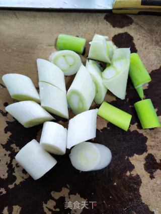 金针菇煮肉丸的做法步骤：2