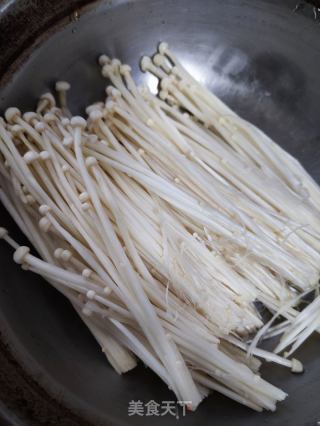 金针菇煮肉丸的做法步骤：3