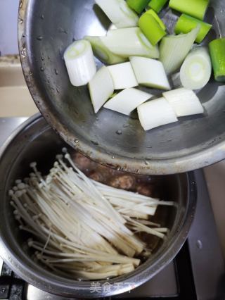 金针菇煮肉丸的做法步骤：7
