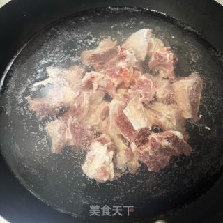 土豆炖牛肉的做法步骤：1