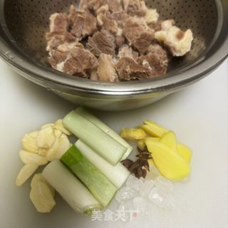 土豆炖牛肉的做法步骤：2