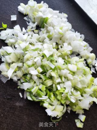 大葱牛肉雪花水煎饺的做法步骤：2