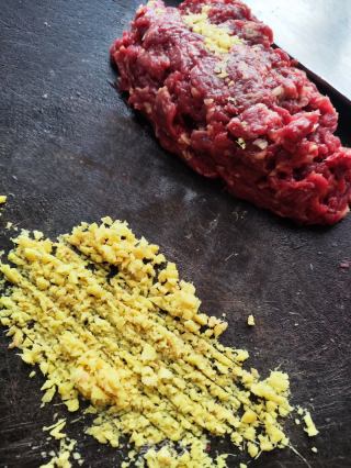 大葱牛肉雪花水煎饺的做法步骤：3