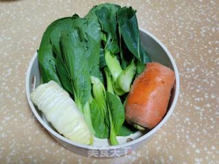 炒饺子的做法步骤：1