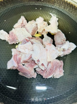 一人份番茄炖牛腩的做法步骤：2