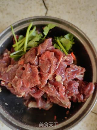 香菜炒肉丝的做法步骤：1