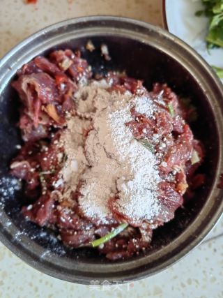 香菜炒肉丝的做法步骤：2