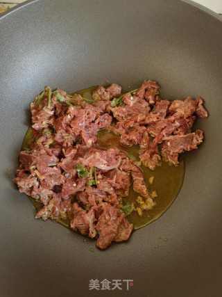 香菜炒肉丝的做法步骤：3