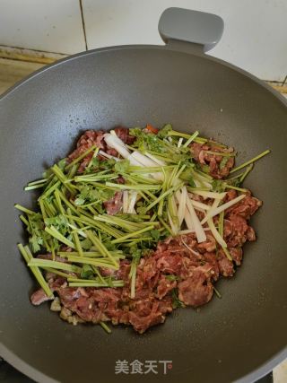 香菜炒肉丝的做法步骤：4