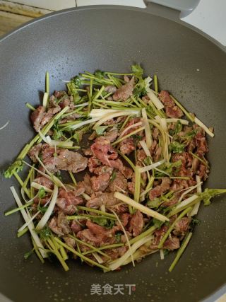 香菜炒肉丝的做法步骤：5