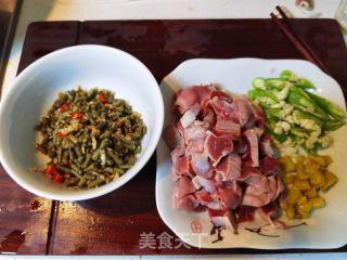 酸豆角炒鸡胗的做法步骤：2