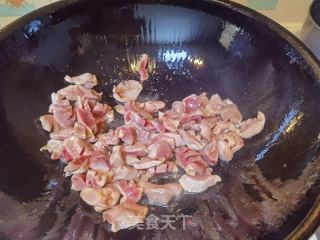 酸豆角炒鸡胗的做法步骤：4