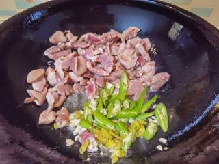 酸豆角炒鸡胗的做法步骤：5