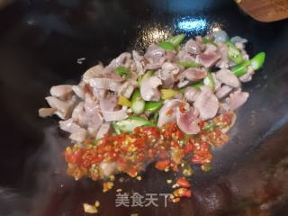 酸豆角炒鸡胗的做法步骤：6