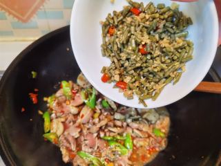 酸豆角炒鸡胗的做法步骤：7