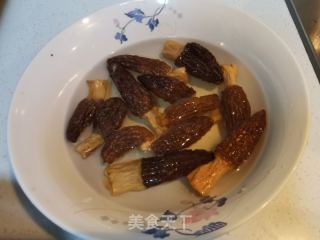 羊肚菌虫草乌鸡汤的做法步骤：1