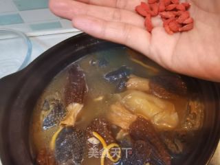 羊肚菌虫草乌鸡汤的做法步骤：16