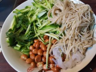 黄瓜拌金针菇的做法步骤：4