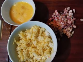 腊肉丁炒饭的做法步骤：1