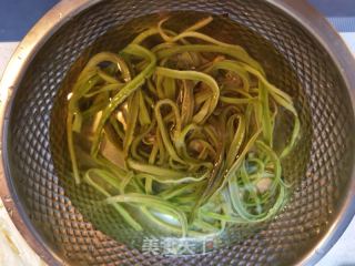 扇贝肉拌贡菜金针菇的做法步骤：3