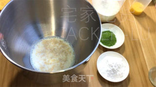 抹茶圣诞花环面包，独特的美味绽放，给人带来了一份清新而温馨的节日氛围。的做法步骤：1