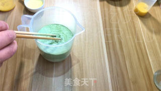 抹茶圣诞花环面包，独特的美味绽放，给人带来了一份清新而温馨的节日氛围。的做法步骤：2