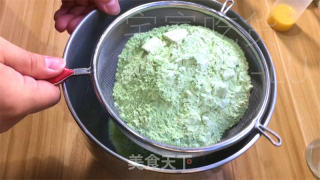 抹茶圣诞花环面包，独特的美味绽放，给人带来了一份清新而温馨的节日氛围。的做法步骤：4
