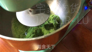 抹茶圣诞花环面包，独特的美味绽放，给人带来了一份清新而温馨的节日氛围。的做法步骤：5