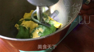 抹茶圣诞花环面包，独特的美味绽放，给人带来了一份清新而温馨的节日氛围。的做法步骤：6