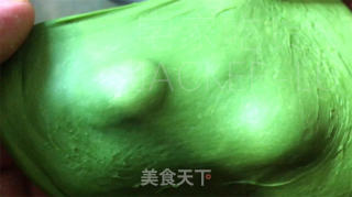 抹茶圣诞花环面包，独特的美味绽放，给人带来了一份清新而温馨的节日氛围。的做法步骤：7