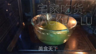 抹茶圣诞花环面包，独特的美味绽放，给人带来了一份清新而温馨的节日氛围。的做法步骤：9